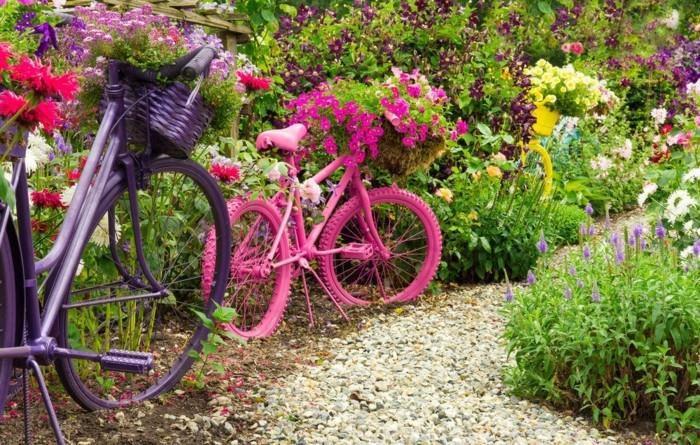 Puutarhasuunnittelun ideoita useita polkupyöriä puutarhassa