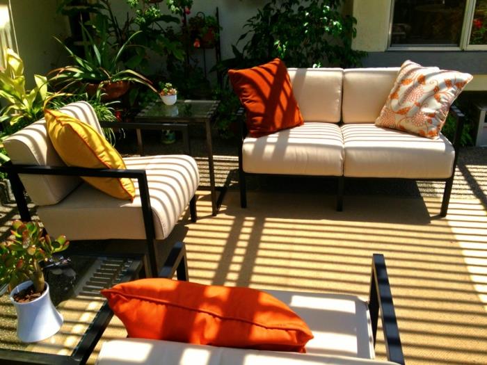 Puutarhasuunnitteluideoita nojatuoli sohva kasveja puutarhaideoita