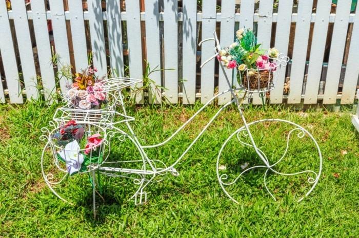 Puutarhasuunnitteluideoita vintage -polkupyörä kauniina kasvisäiliönä takapihalla