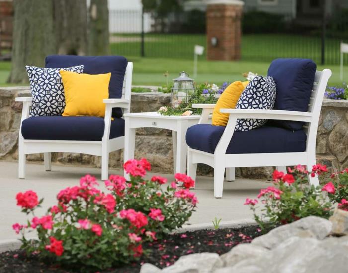 puutarhan suunnitteluideoita valkoiset nojatuolit sininen istuintyynyt heittävät tyynyt kasvit