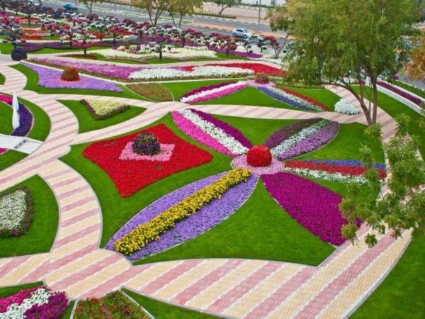puutarhan suunnittelu, jossa on monia kukkia värikkäitä