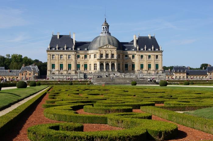 puutarhan suunnittelu veistokset kukat vaux le vicomte