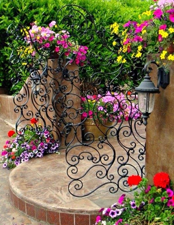 puutarhan suunnittelu portti takorauta värikkäitä kasveja