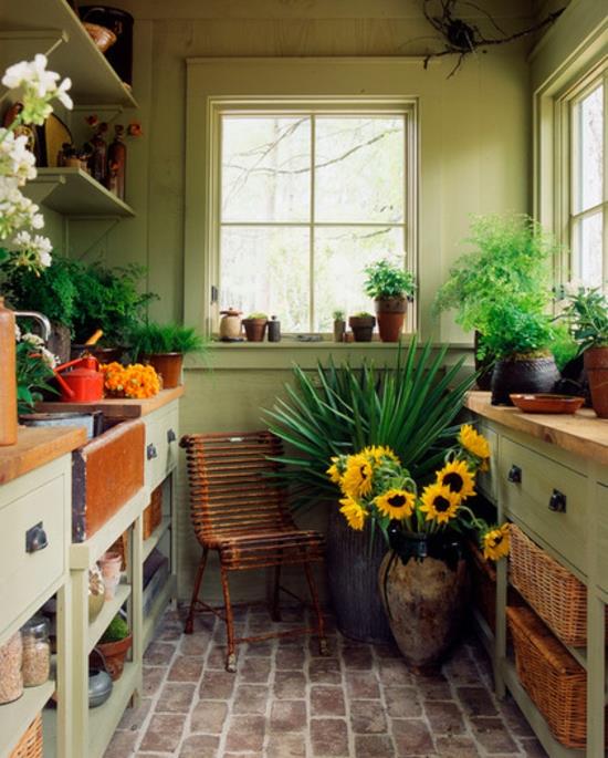 puutarhavaja rakentaa sisäkasveja vanhojen huonekalujen säilytystilaa