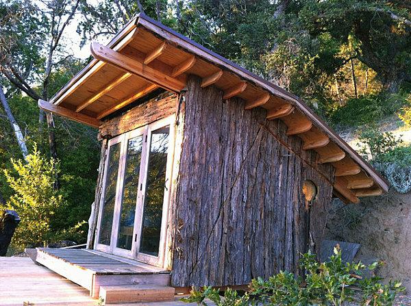 Puutarhavaja ideoita bungalow, jossa on luonnonpuinen seinäverhous
