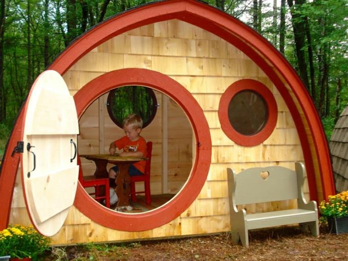 rakentaa puutarha talo itse hobbit house lapset leikkivät