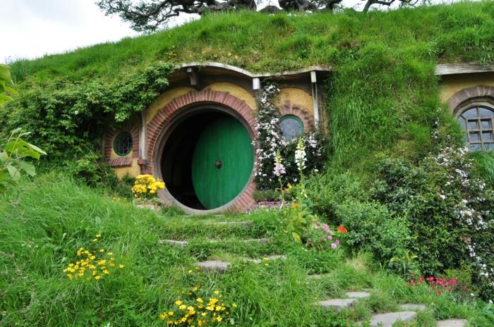rakenna puutarhavaja itsellesi hobbit -talo pyöreän oven ikkunasta