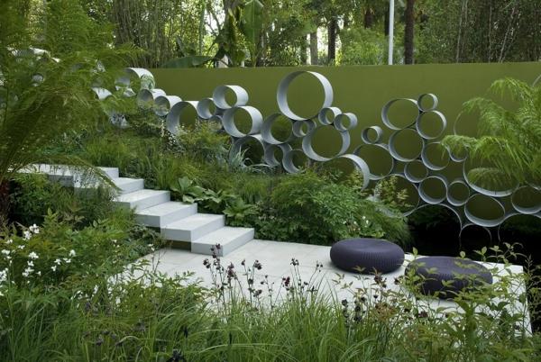 puutarhaideoita betonilaatat istuintyynyt metallikoristeluportaat kesäkasvit terassi