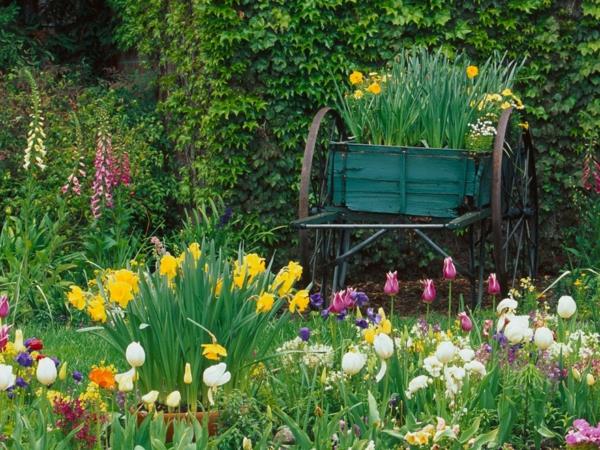 puutarhaideoita kevään kukat tulppaanit narsissit kottikärryt upcycling