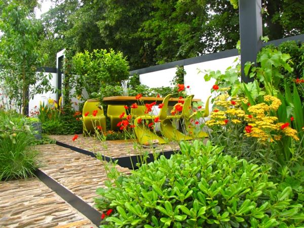 puutarhaideat puutarhasuunnittelu kivilaatat portaat vihreät kasvit ruokapöytä konsoli muovituolit