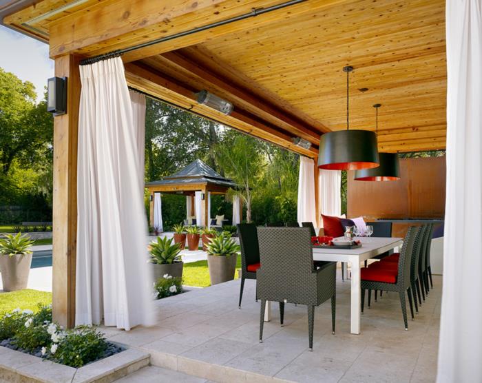 Puutarhaideoita moderni veranta valkoisilla verhoilla ja punaisilla aksentteilla