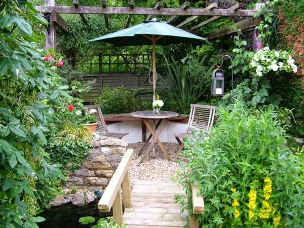 puutarhaideoita pergola pyöreä kokoontaitettavat pöytätuolit päivänvarjo kivet sora design kesäpuutarha