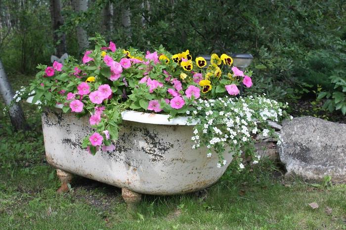 puutarhaideoita tehdä itsellesi kukkaruukkuja vanha kylpyamme