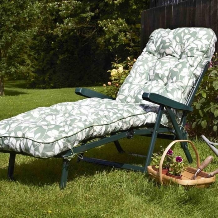 vihreä puutarhatuoli tuoreilla tyynyillä