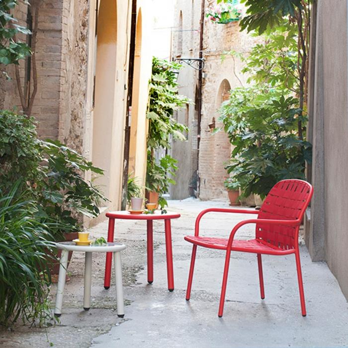 puutarhakalusteet-set-designer-huonekalut-sivupöytä-punaiset tuolit