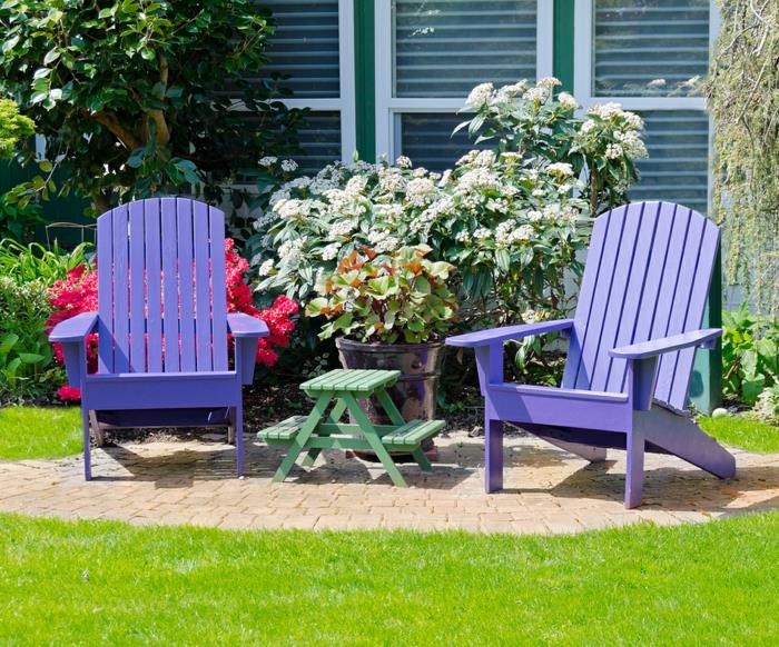 puutarhakalusteiden sarja violetti puutarhatuoli värillisiä kukkia