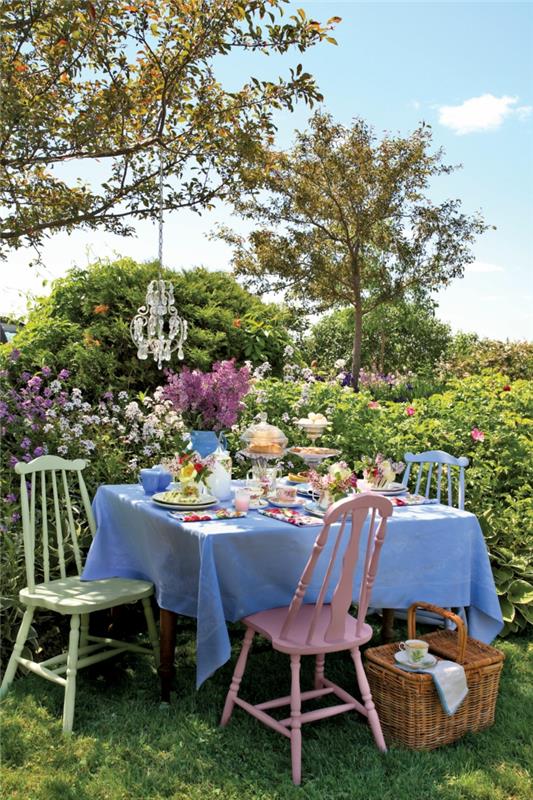 puutarhajuhlien koristelu kattokruunun väriset tuolit vaaleansininen pöytäliina