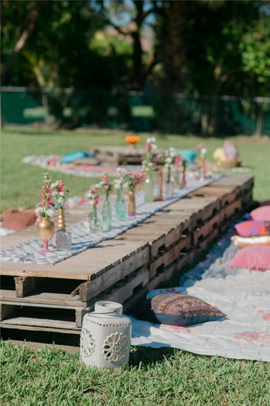 puutarhajuhla koristelu pöytäkoriste kukat maalaismainen puutarhapöytä istuintyyny