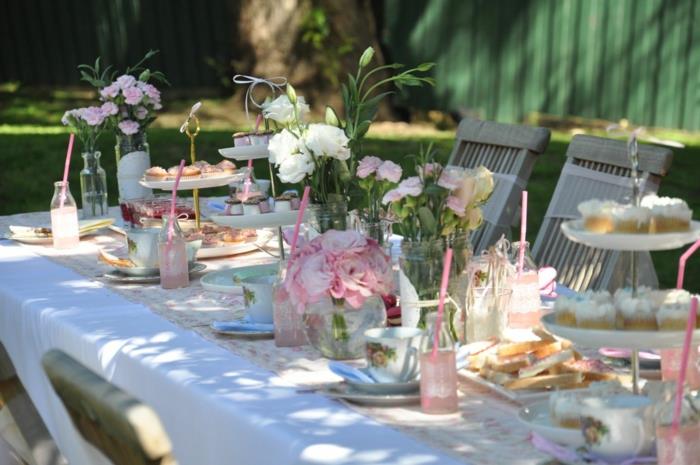 puutarhajuhla koristelu pöytä koristelu ideoita kukat romanttinen