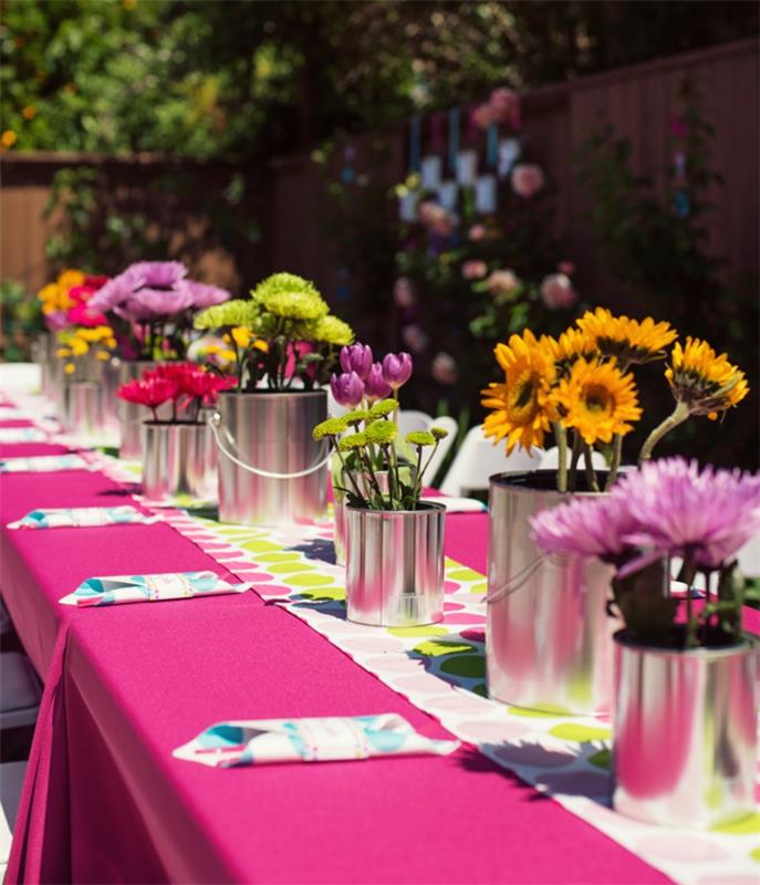 puutarhajuhlien sisustuspöydän sisustusideoita pinkki pöytäliina kukkia