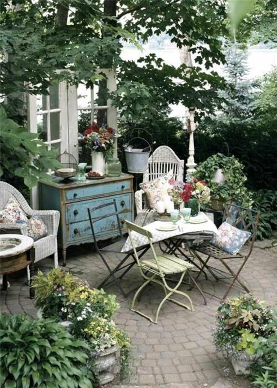 puutarhajuhlat deco -ideat boho -tyylinen sisustus vanha puutarhakalusteet vintage lipasto rottinki nojatuoli