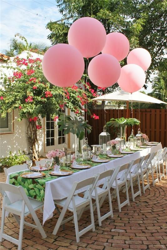 puutarhajuhlat kaunis juhlapöytä ilmapalloilla häitä varten