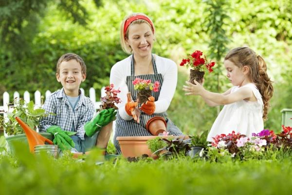 puutarhanhoito perhe istuttaa kukkia