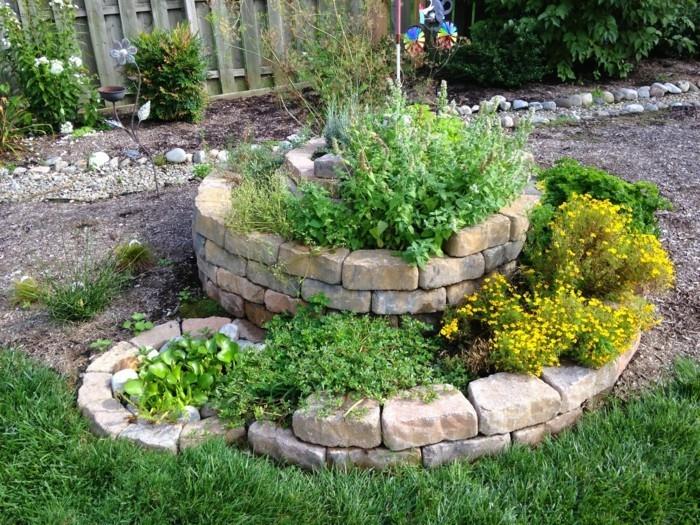 Luonnonkivistä valmistettu puutarhaspiraali rakenna itsellesi halpoja puutarhaideoita