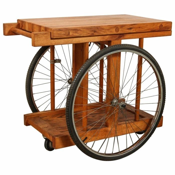 puinen puutarhapöytä ja polkupyörän osat