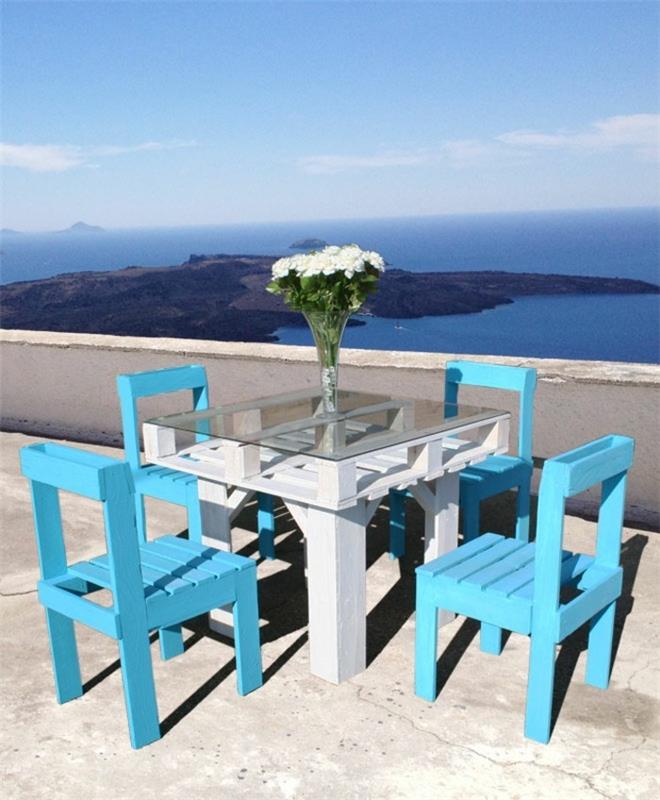 Rakenna oma puutarha-pöytä-ruokapöytä ja maalaa sinisillä puutuoleilla