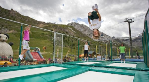 puutarha trampoliini puutarhakalusteet stiftung tavarat testi lapset leikkivät