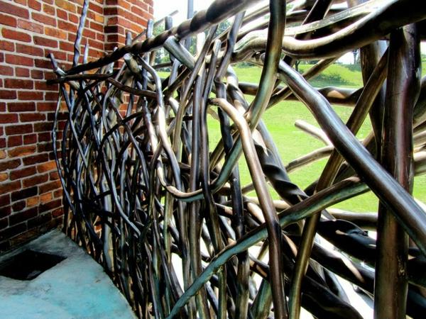 Puutarha -aita moderni kierretty metallinen ulkomuoto