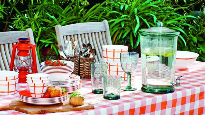 puutarha -aika puutarhajuhla kesäaika puutarhakalusteet tuolit ruokapöytä lasit pöytäliina metallilyhty