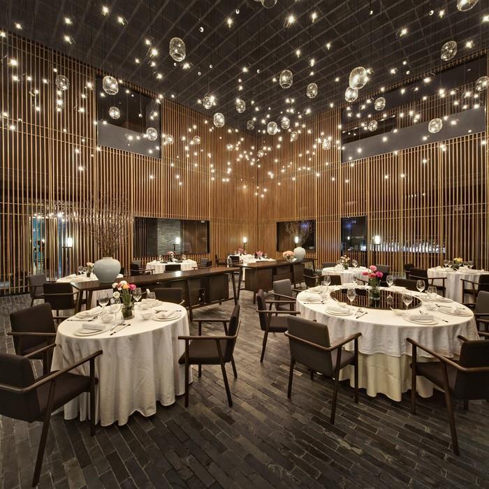gastronomia-kalusteet-ravintola-huonekalut-tyylikkäät lasivalaisimet-valkoiset katot-puiset tuolit