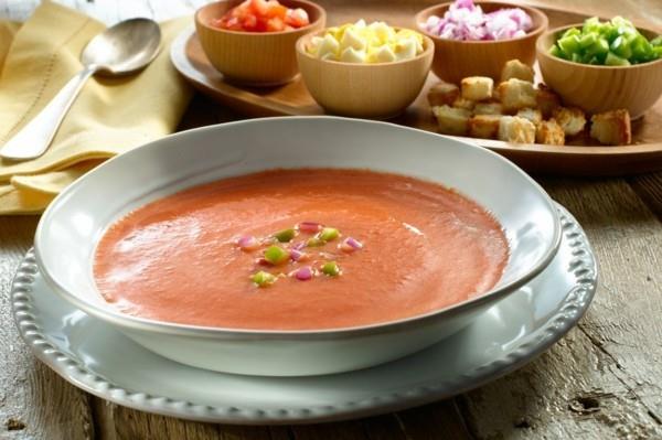 Gazpacho -resepti tomaateista valmistettu kylmä kesäkeitto