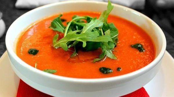 Gazpacho -resepti kylmä tomaattikeitto rucolalla