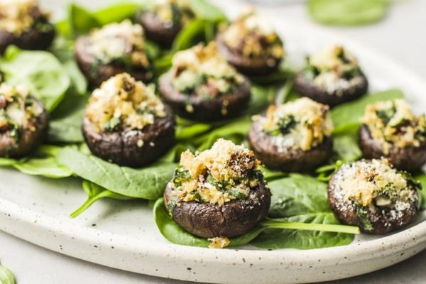 Täytettyjen vegaanisten sienien valmistaminen uudenvuodenaaton ruokalistaan