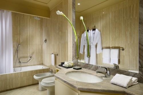 keltainen harmaa kylpyhuoneen suunnittelu