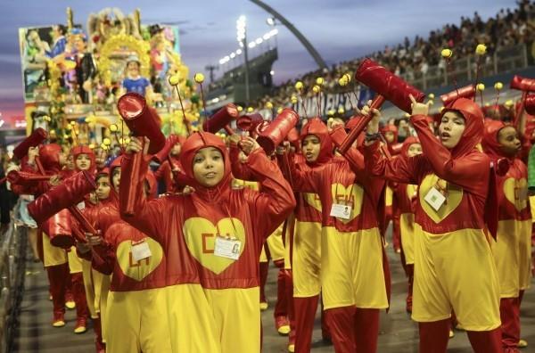 keltaisia ​​ja punaisia ​​suuria karnevaaliasuja