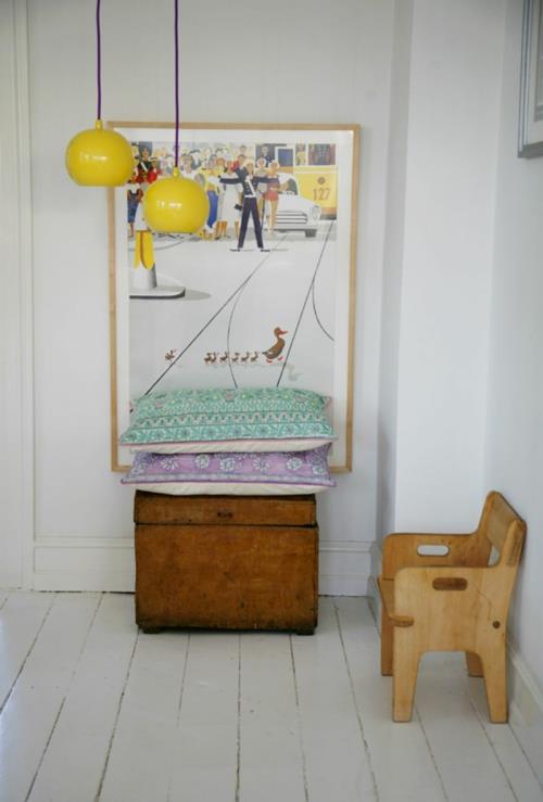 keltainen valkoinen riippuvalaisin lastenhuone pieni puu tuoli