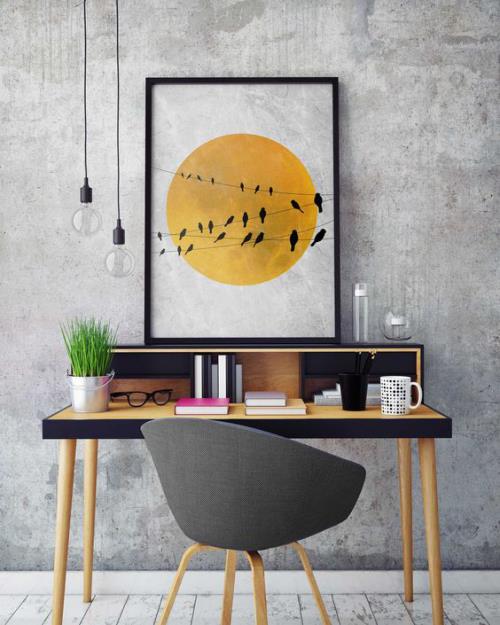 keltaiset aksentit kotitoimiston toimistossa inspiraatiota yksinkertainen sisustus pöytätuoli potti vihreällä ruoholla