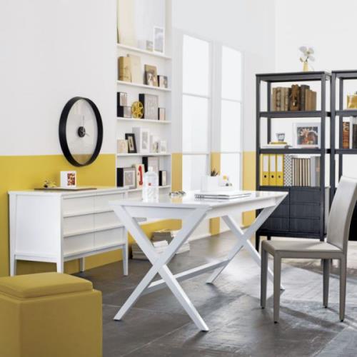 keltaiset aksentit kotitoimiston toimistossa inspiraatiota valkoiset toimistokalusteet musta hylly keltainen seinäjakkara erittäin raikas huoneilmapiiri