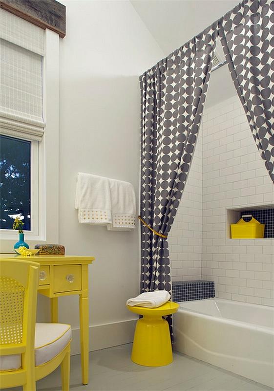 keltaiset kiiltävät kylpyammeverhot kylpyhuoneen sivupöytä
