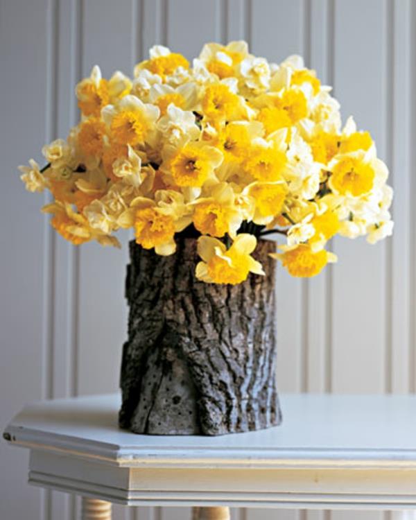 keltainen narsissi viileä koristeidea puu kanto maljakko tinker itse