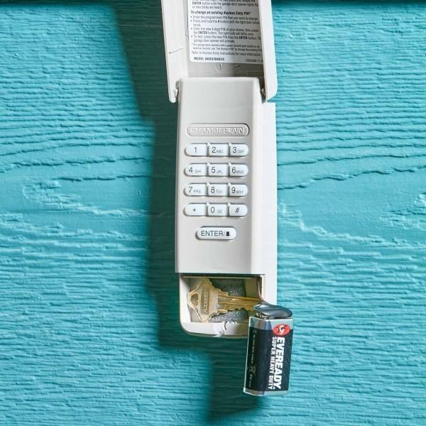 rahaa piilottamalla puhelimen seinälle