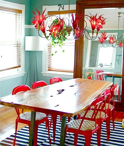 kodikas puupöytä punaiset tuolit kattokruunu kukat kuvioidea