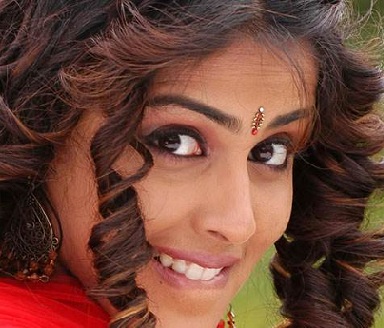 Genelia D'souza Smilende