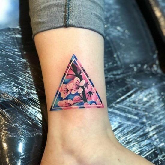 geometrinen kirsikankukka tatuointi kolmio sääri