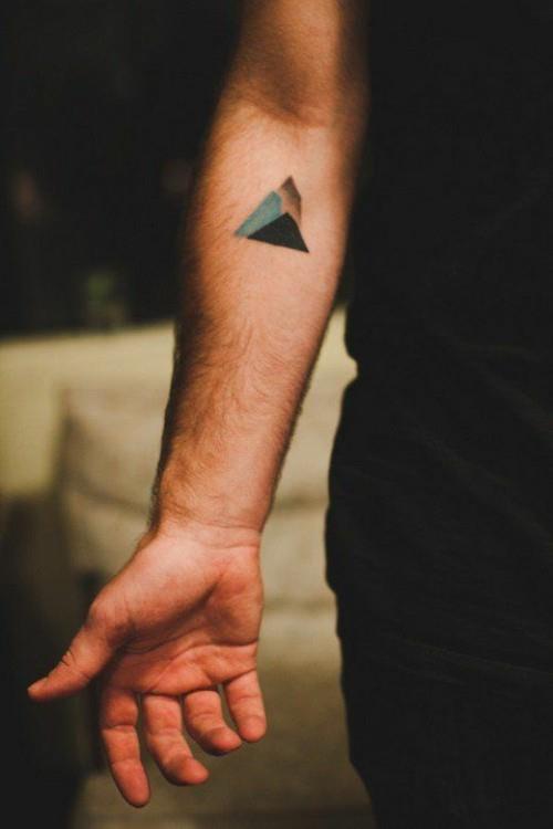 geometriset pienet tatuoinnit miesten kyynärvarret