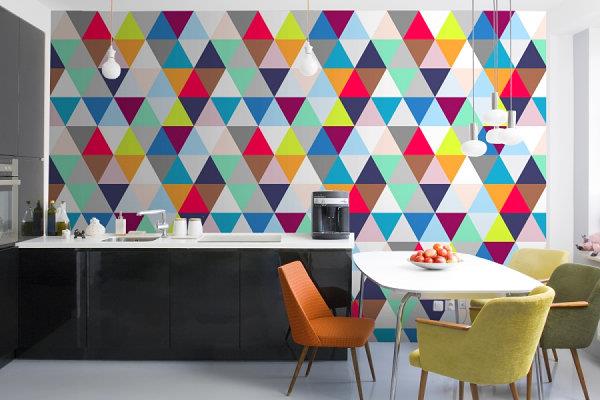 geometrinen kuvio seinän koristeluun keittiön väriset kolmiot